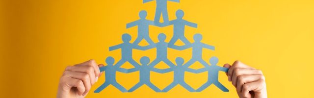 cadenas-papel-colores-bodegon_23-2149254073