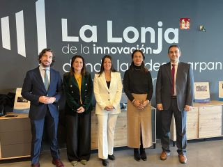 Rocío Díaz, directora de La Lonja de la Innovación, posa junto a las autoridades presentes en el Demo Day.