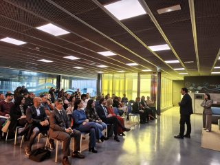 Alberto Santana presentando el evento de CDTI y Andalucía TRADE