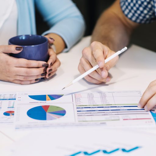 Personas calculando el burn rate de su empresa.