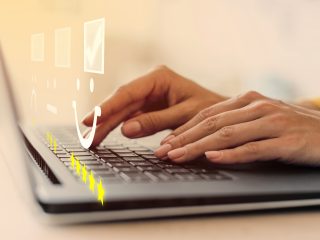 Persona escribiendo reseñas