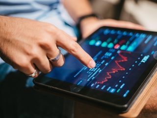 Hombre calculando WACC en tablet