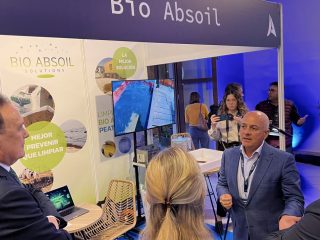 Santiago Miranda de Bio Absoil en un stand de su empresa.