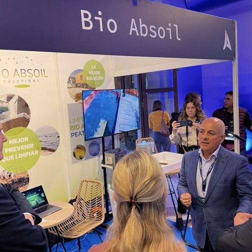 Santiago Miranda de Bio Absoil en un stand de su empresa.