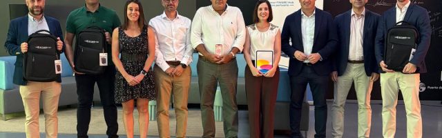 Ganadores del concurso de ideas de la Autoridad Portuaria de Huelva posan con los premios en La Lonja de la Innovación Ganadores del concurso de ideas de la Autoridad Portuaria de Huelva posan con los premios en La Lonja de la Innovación
