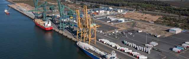 Fotografía del muelle sur del Puerto de Huelva. Fotografía del muelle sur del Puerto de Huelva.